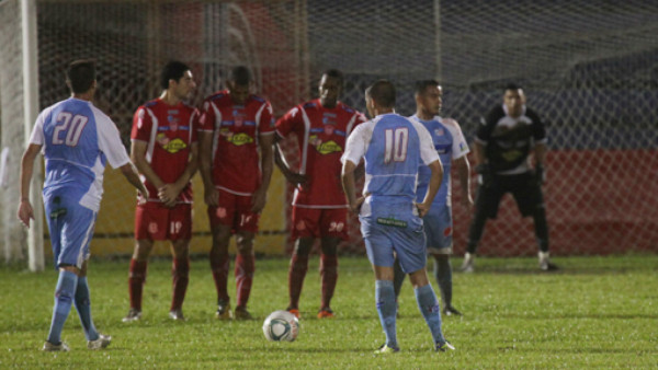 Vida gana a Savio y está en la pelea