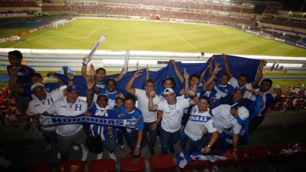 La afición hondureña que desafió a la marea roja en Panamá