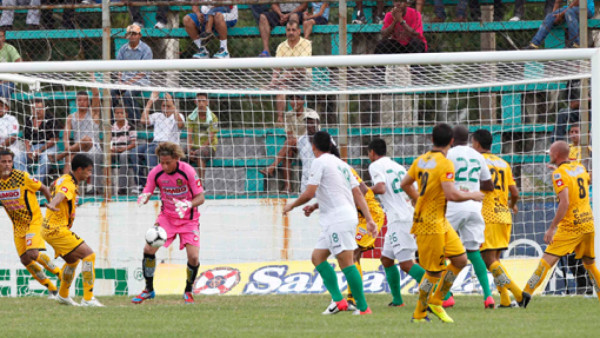 Platense hace tropezar a Real España