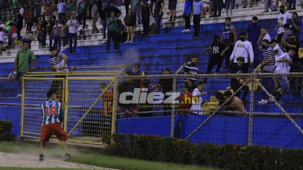 Los aficionados del Marathón saltaron la baranda y fueron a tirarles todo tipo de objetos los del Real España.