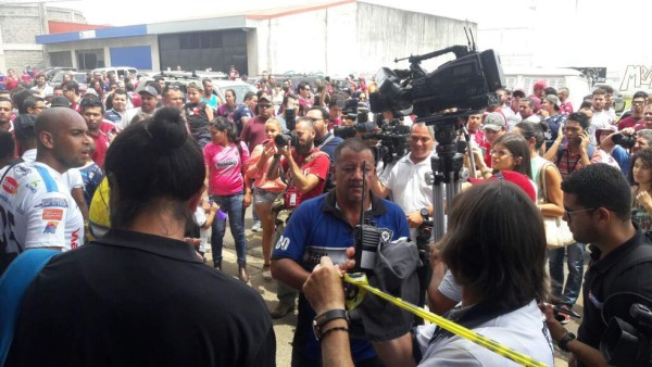 FOTOS: Así evacuaron los miles de aficionados del Saprissa tras la amenaza de bomba