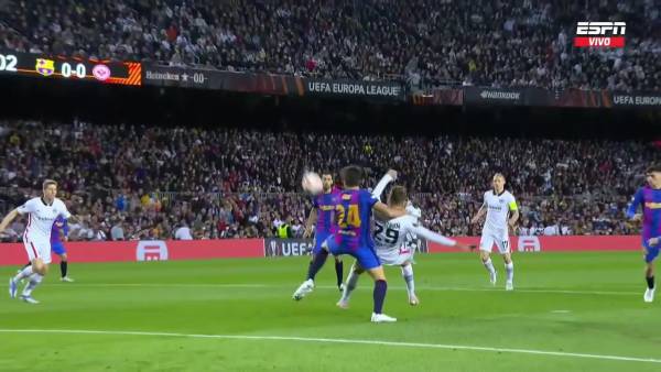 Este es el agarrón de Eric García a Lindstrom que terminó en falta penal.