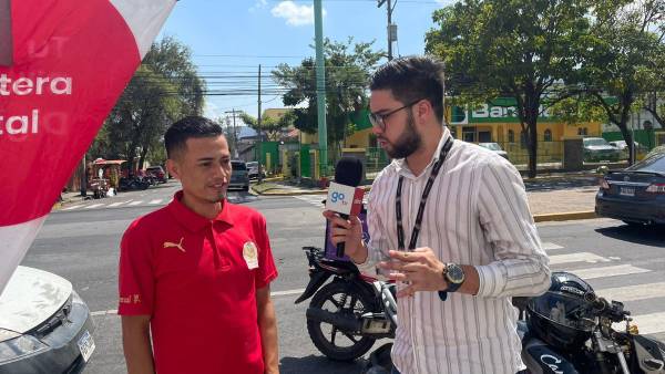 Hinchas del Olimpia aprovecharon su hora de almuerzo para comprar sus entradas. FOTO: Mauricio Ayala