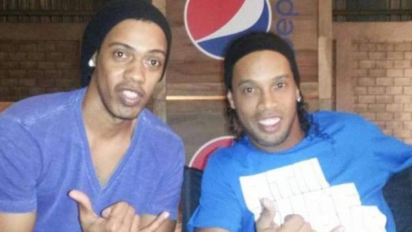 Increíble: Este es el doble que utilizó Ronaldinho para despistar a la prensa