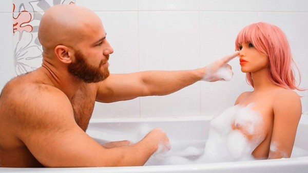 Así fue la gran boda del popular fisicoculturista ruso, Yuri Tolochko, con una muñeca de silicona