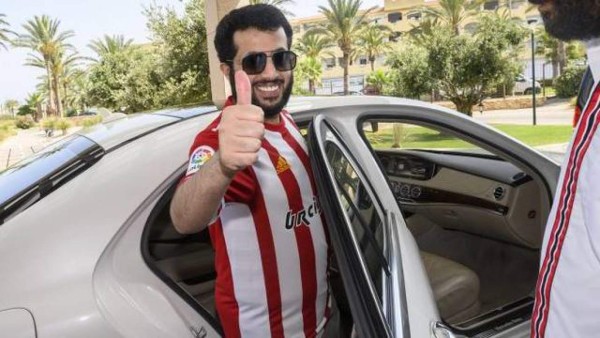 Al-Sheikh, el jeque árabe que quiere fichar a Messi y que sortea autos de lujo en los partidos en España