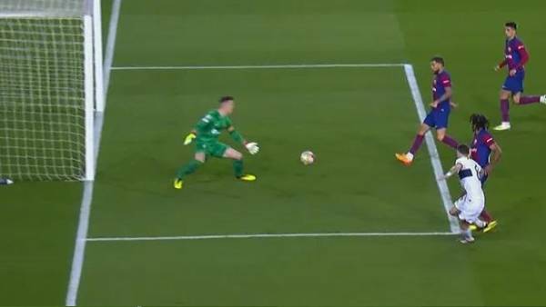 A nada pasó el disparo de Fabián Ruiz del marco de Ter Stegen.