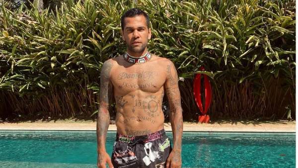 Así son los tatuajes que tiene el jugador brasileño, Dani Alves. En su abdomen hay una media luna.