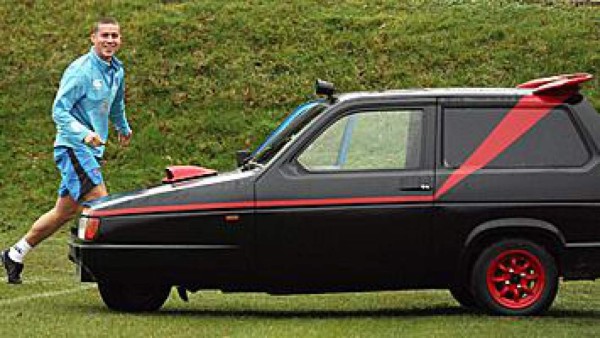 Uno de seis llantas y Balotelli sorprendió: estos son los carros más raros que tuvieron los futbolistas