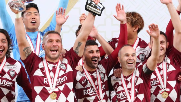 Emotiva despedida: David Villa se retira del fútbol siendo campeón en Japón y junto a Iniesta