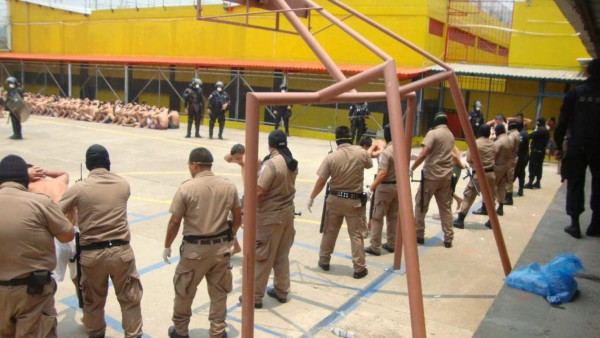 ¡No verán la luz del sol! Pandilleros salvadoreños son aislados en celdas oscuras y calurosas