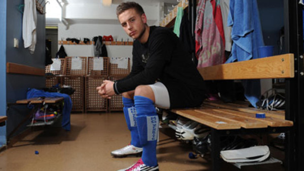 Jugador gay sueco invita a otros futbolistas a salir del closet