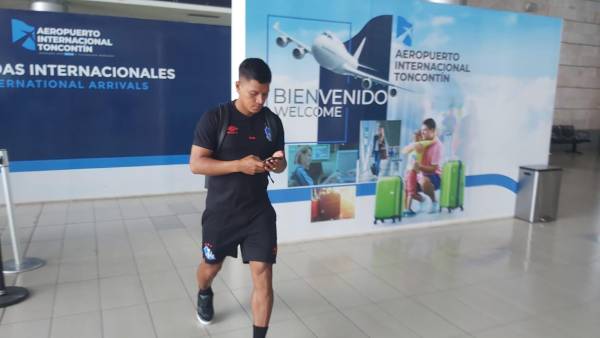 Moya, jugador del Olimpia, en su regreso al país tras ganar al FAS en El Salvador.