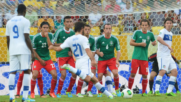 Andrea Pirlo festeja su centenario con golazo ante México