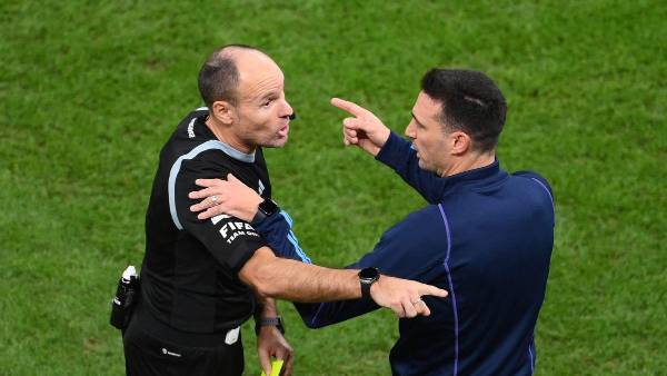 Mateu Lahoz junto a Lionel Scaloni en el duelo Países Bajos-Argentina.
