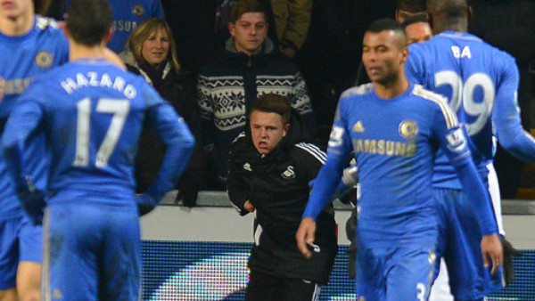 Swansea niega haber ordenado a recogepelotas perder tiempo