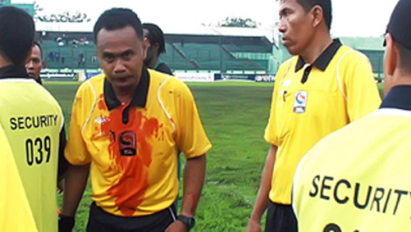 VIDEO: Brutal golpe le propinan a árbitro por sancionar un penal