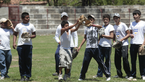 Cuerpo de Paz enseña béisbol en regiones de Honduras