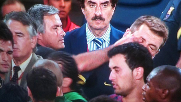 El momento en que Mou le metió un dedo en el ojo al ayudante de Pep