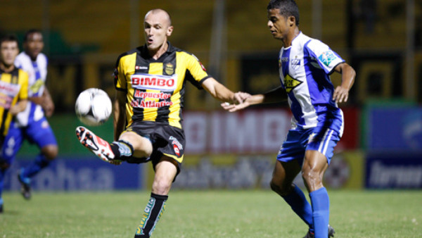 Real España ganó, pero de forma agónica