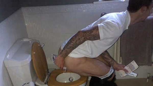 Escandalosa foto de un jugador limpiándose el trasero con billetes de 20 libras