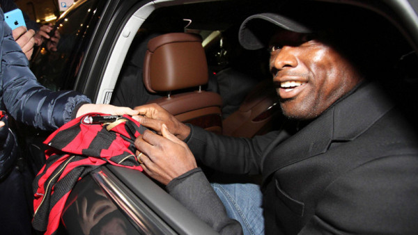 Seedorf llega a Italia para iniciar de inmediato trabajos con Milán