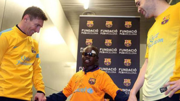 Messi y Barcelona hacen feliz a Mamadou, un niño ciego