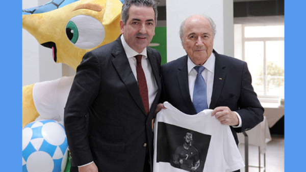 A Joseph Blatter le obsequian camiseta con imagen de Cristiano