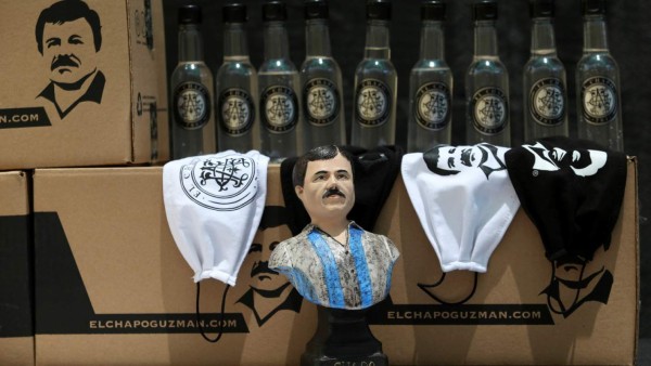 La hija del 'Chapo' Guzmán regala víveres y mascarillas con la imagen de su padre