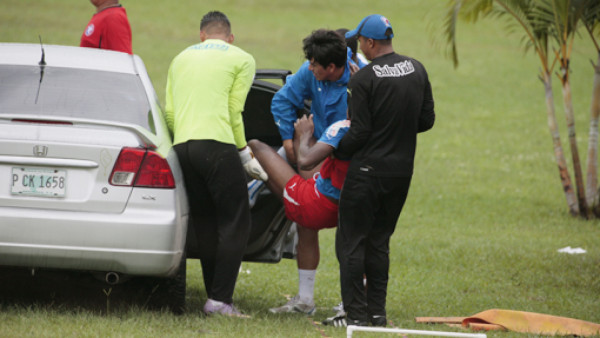 Beckeles casi se fractura la tibia de la pierna izquierda