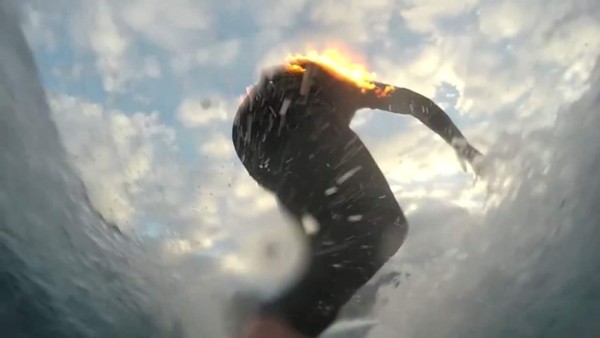 Jamie O'Brien, el surfista que conquista las olas envuelto en llamas