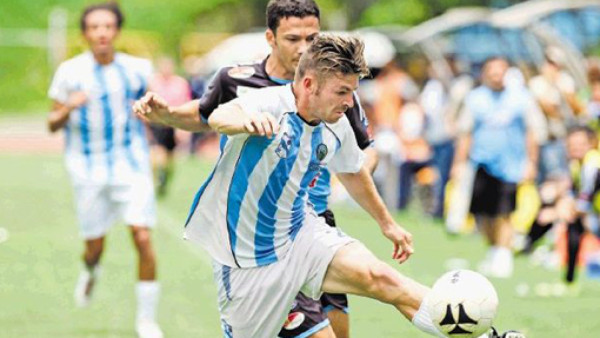 En Costa Rica traspasan a un futbolista a cambio de 50 balones