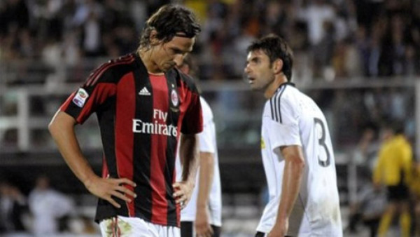 Ibra y Robinho, mal en su debut