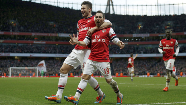 Doblete de Cazorla mantiene en el liderato al Arsenal