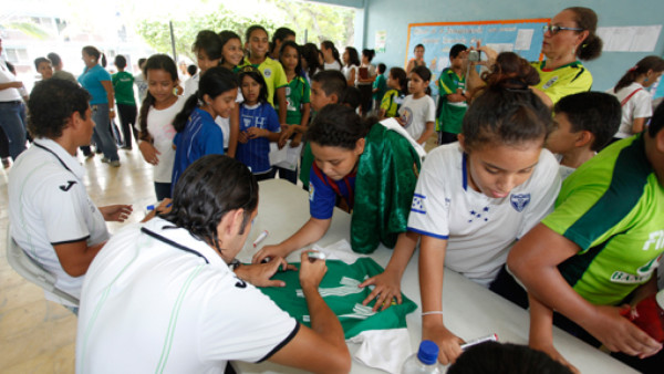 Marathón llevó alegría a escuela previo al clásico sampedrano