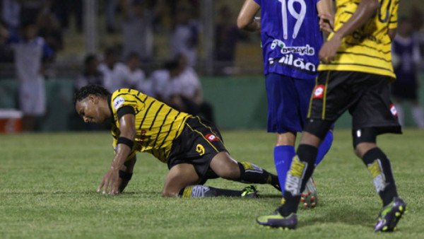 Real España, humillados y servidos en casa