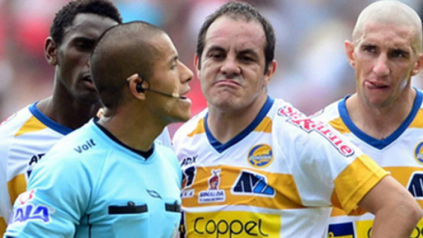 VIDEO: Cuauhtémoc Blanco se burla de un árbitro en pleno partido