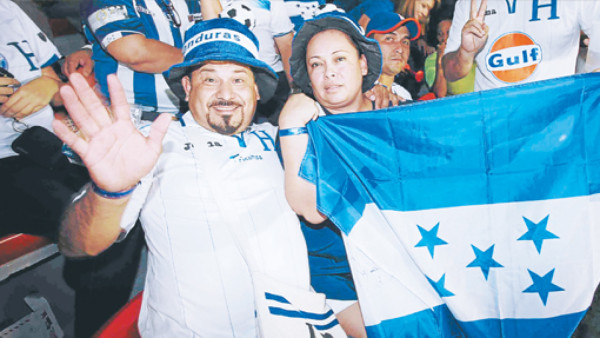 Dos catrachos residentes en EUA, no dejan sola a la Bicolor