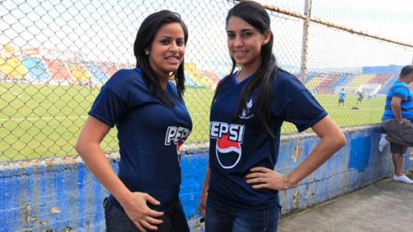 Las bellas chicas que animan el ambiente del Victoria-Motagua