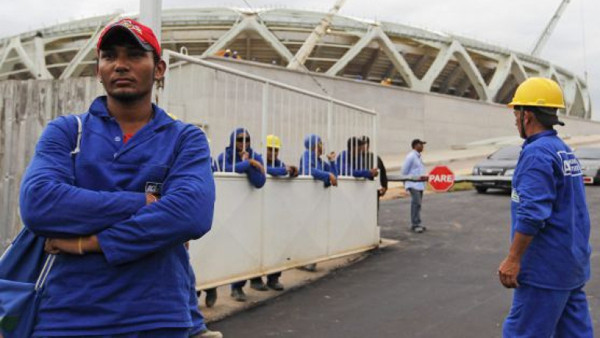 Trabajadores anuncian huelga tras muerte de obrero en estadio de Manaos