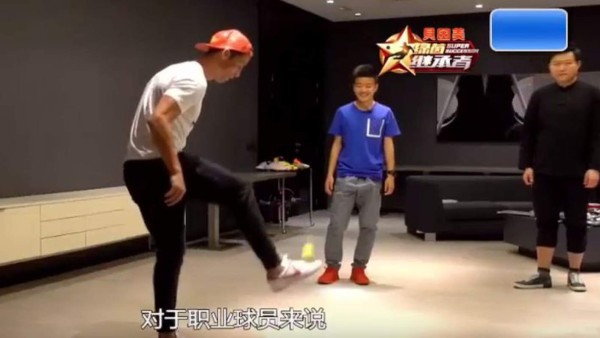 VIDEO: Cristiano Ronaldo se lució dominando una pelota de tenis en China
