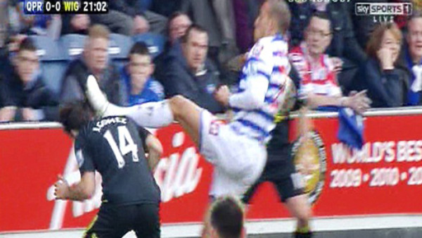 Brutal falta de Robert Zamora del QPR contra Jordi Gómez del Wigan