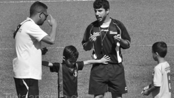 Un niño de 5 años, ejemplo de Fair Play separando a un técnico y árbitro