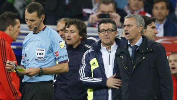 VIDEO: Mourinho, expulsado por fuertes reclamos al árbitro