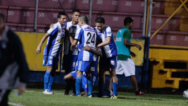 Victoria pone de rodillas al Olimpia