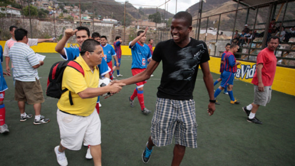 El lado solidario de Boniek García