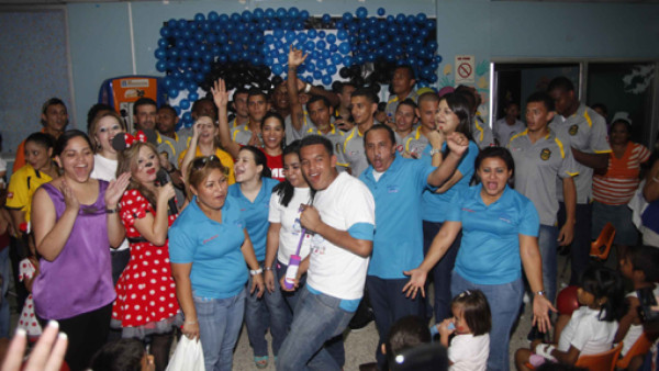 Real España lleva alegría a la sala de pediatría del Mario Rivas