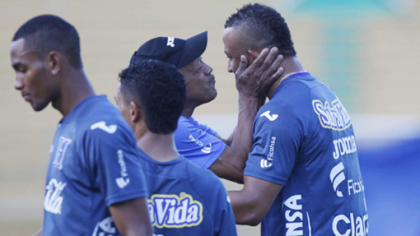 Los besitos de 'Mani' Suazo a Víctor Bernárdez