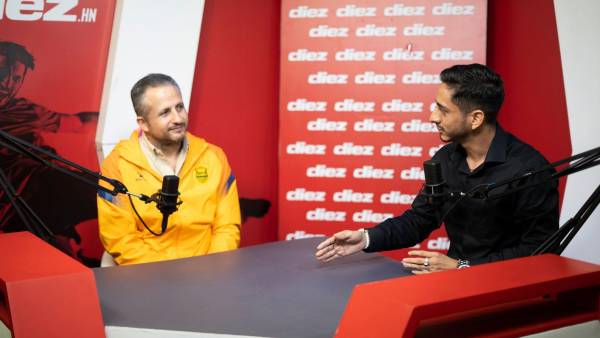 Elías Burbara, presidente de Real España en pleno podcast con el periodista Daniel Ramírez.