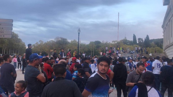 Hondureños en Barcelona: De la ilusión a la frustración por ver a la selección de Honduras